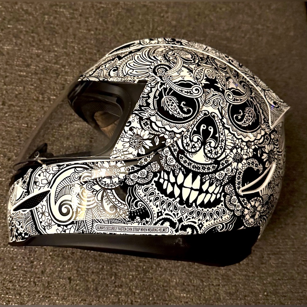 Size Large. Icon Airform Chantilly Full Face Helmet